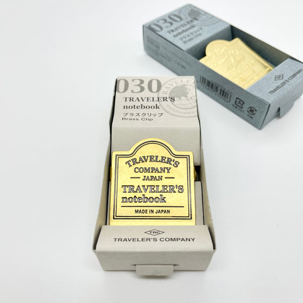 TRC 030 Brass Clip Logo - Traveler's Company - MiEstilográfica